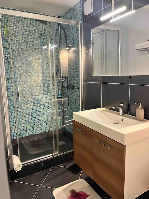 Appartement Pres De Paris , Creteil Soleil, Metro 8 Prefecture 0*,